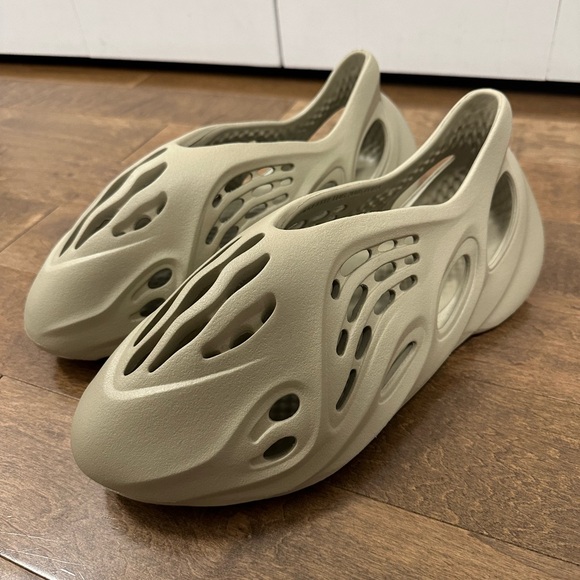 YEEZY FOAM RNR - Picture 3 of 6